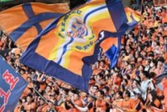 J1退団→海外移籍が決定「ついに！」　185センチDFの決断にファンエール「思う存分にプレーして」