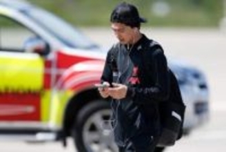 スタジアムに現れた日本人「熱い」　黒い帽子で試合観戦…ファン期待「奇跡が起きて」