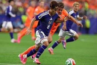 負傷交代の久保建英、試合後に家族と再会　弟の瑛史と言葉…左足を引きずり階段上がる