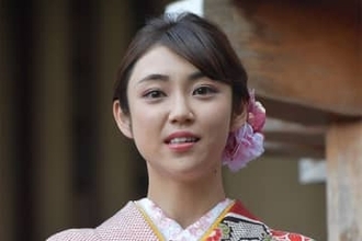 始球式に現れた“朝ドラ”女優「凄い美人さん！」　J1首位の応援姿が話題沸騰「羨ましい」