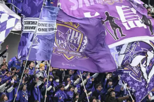 試合前の圧巻コレオ「かっこいい」　スタンドで揺れた紫と白が「こんな凄いのになってるなんて」