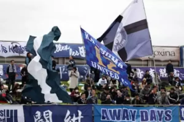 雪のダービー「これすごいな」　ピッチで除雪…スタジアム背後に現れた「あまりにも綺麗な映像」