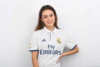 W杯で大バズり…“FIFA公認美女”とJ得点王が「素敵なご夫婦」　観戦コーデが「可愛い過ぎる」