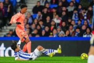 久保建英が「プレー続行不可能」　担架で運ばれ負傷交代…左太もも裏押さえて起き上がれず