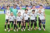 「日本代表の白黒ウェアが「強豪っぽい」　試合前に着用の1枚がキャプテン翼じゃん！」」の画像1