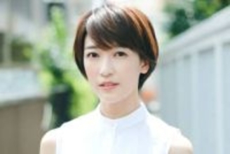 「ポニテに赤可愛いー！」　日本人女優がリバプール新ユニで本拠地に登場し話題「羨ましい」