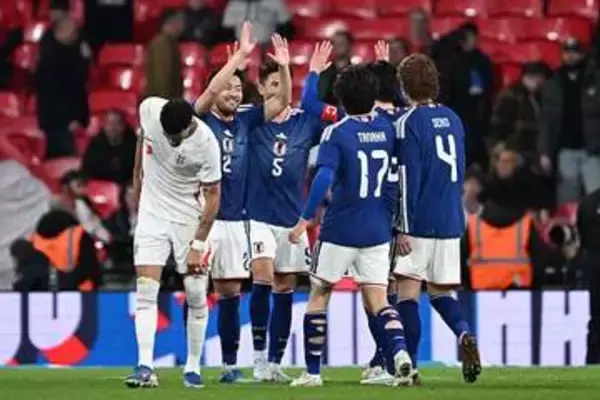 観客席に現れた2人「熱い」　横並びで観戦…ファン歓喜「いるだけで何だか頼もしい」