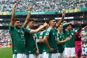 W杯開幕戦、大荒れのレッドカード3枚　10人対9人に…開催国メキシコが南アフリカに2-0完勝