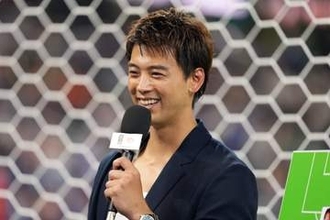 “超有名俳優”と元JリーガーがCMで共演「メンバーが熱い」　J下部組織で共闘…ファン喝采「エモすぎる」