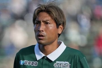 元日本代表FWが泥んこサッカー!?　子供たちと大興奮の姿に反響「水中眼鏡が可愛い」