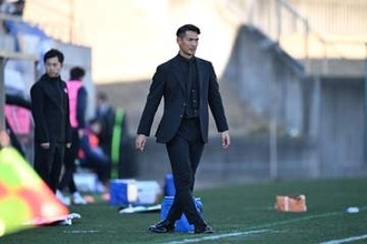 J監督の“意味深”投稿「考察班にお任せします」　国内で話題…試合中に掲げた15枚は「偶然ではない」