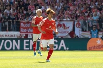 バイエルンから先制弾…日本人が「異次元トラップ」　鮮やかアシストに衝撃「えぐい」