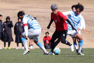 カズ、実戦デビューで「股抜き」　ファン大喜び…衰えぬ技術「ああいうプレーは好き」