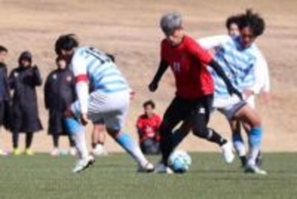 カズ、実戦デビューで「股抜き」　ファン大喜び…衰えぬ技術「ああいうプレーは好き」