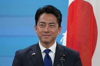 小泉進次郎氏が「完全アウェー」　日本代表ユニでポツン…一面オレンジが「おもろい」