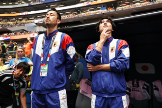 吉田麻也＆南野拓実がスパイク磨き「忘れちゃいけない」　オランダ戦舞台裏…ロッカー室で支え