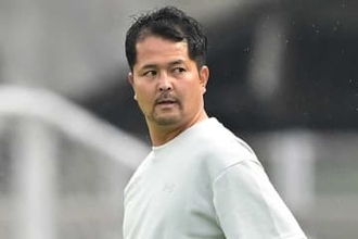 Jクラブ監督がまるでネイマール？　”神トラップ”→リフティングの美技が「うますぎるだろ」