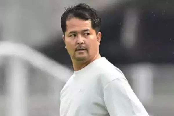 Jクラブ監督がまるでネイマール？　”神トラップ”→リフティングの美技が「うますぎるだろ」