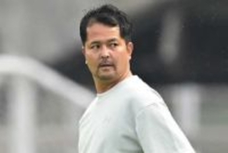 Jクラブ監督がまるでネイマール？　”神トラップ”→リフティングの美技が「うますぎるだろ」