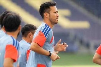 遠藤離脱の危機も…歴代主将がサポート「そのためにいる」　吉田麻也＆長谷部コーチに脚光