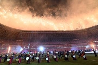 国立に出没した人気女優2人「羨ましすぎる」　客席で観戦…熱戦に大興奮「アツすぎる！」