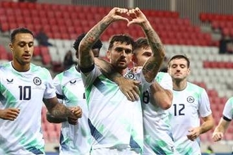 試合前の握手拒否が「物議を醸している」　国歌中に顔伏せ…異例の抗議も「ブーイングを浴びた」