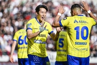 新天地での初弾が「完璧」　ファーストプレーで即結果…25歳日本人MFの活躍に古巣ファン「同じで泣けた」
