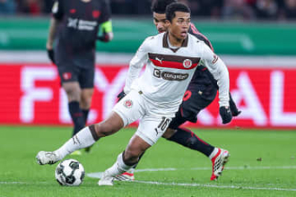 日本の司令塔が「こんなドリブルもできたのか」　4人包囲網を打開した圧巻技が「華麗すぎ」