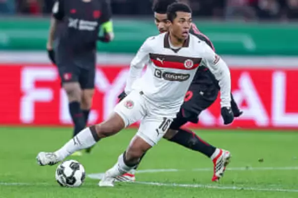 日本の司令塔が「こんなドリブルもできたのか」　4人包囲網を打開した圧巻技が「華麗すぎ」