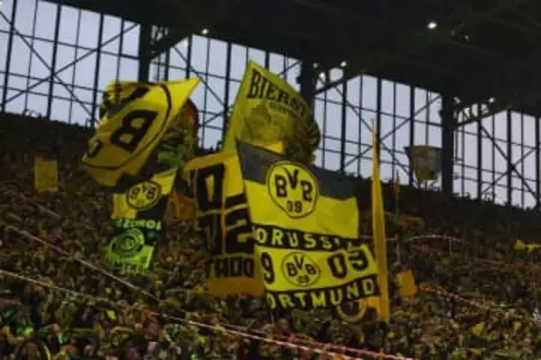 クラブカラー使わずの1着「これは買い」　独強豪の記念ユニが話題「めっちゃええ」