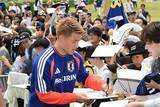 「W杯目前で連日”大盛況”　日本代表の練習に長蛇の列…観客から響いた「森保ジャパンブラボー！」」の画像1