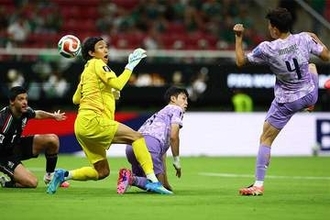 韓国代表がメキシコ相手に先制点献上　GKキム・スンギュが味方と交錯→ハイボール処理で痛恨ミス