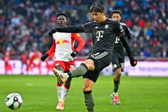 独日本人が「素晴らしい」ダイレクトボレー弾　クラブの新年一発目が「さすがのキック精度！」