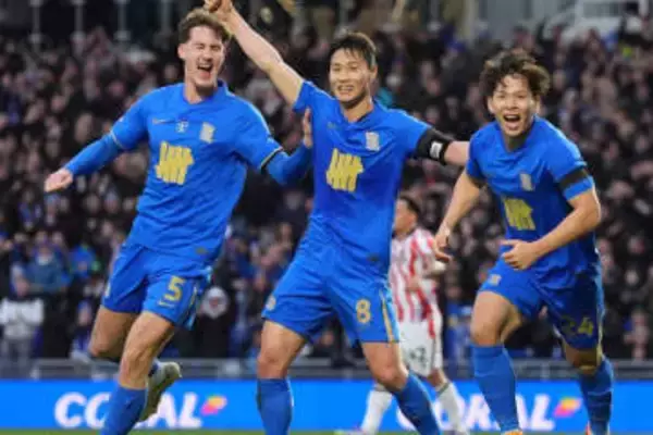 日本人トリオも着用「めっちゃ美しいシャツ」　欧州名門の"ペンギン柄ユニ"に歓喜「人生で最高」