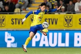 欧州1年目の日本人が「天才」　芸術的トラップ→ノールックパス…ファン絶賛「三笘になれる」