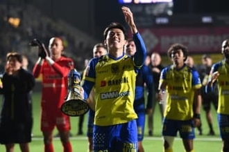 日本人コンビが見せた「阿吽の呼吸」　J2→初欧州の25歳…代表OBも絶賛「クオリティーを持っている」