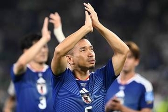 39歳長友佑都が魅せた「完璧な着こなし」　細部まで漂うオーラ…隙のない足元が「トップでいられる理由」