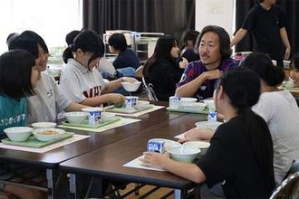 FC東京が調布市で「コラボ給食」を提供　石川直宏が小学校で食育授業を実施「盛り上げていきたい」