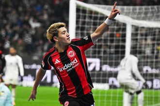 日本代表MFが「メッシみたい」　相手2人を”同時突破”… 個人技弾に仰天「そこぶち抜くか」