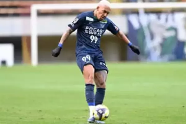 J助っ人がまるで”重戦車”？　相手2人を圧倒…独走の一撃にファン仰天「何もないところから」