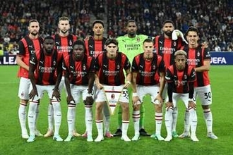 正統派の赤黒ストライプに「原点回帰」 イタリア名門が発表した新ユニ…専門家絶賛の魅力は「強さの象徴」