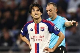 中村敬斗がまさか…出場8分で不運な一発退場　相手の脇腹に足裏が直撃、ピッチで立ち尽くす