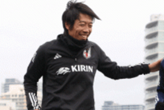 元日本代表MFの技術が集約「えげつない位ボール曲がる」　臨時コーチ姿で披露し話題
