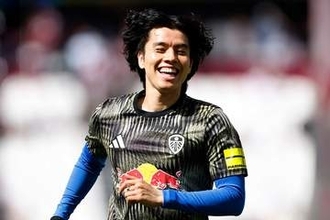 日本代表MFが所属…400周年を記念した新ユニお披露目　大胆カラー採用「伝統と革新を融合」