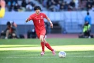 選手権優勝→即スペイン移籍の高校生　制服姿でバルセロナ到着…ファン「今後も楽しみ」