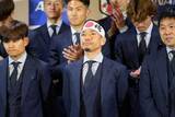「日本代表、北中米W杯へ向けて出国　長友佑都は闘魂ハチマキ…約250人のファンが見送り」の画像1
