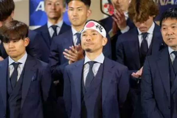 日本代表、北中米W杯へ向けて出国　長友佑都は闘魂ハチマキ…約250人のファンが見送り