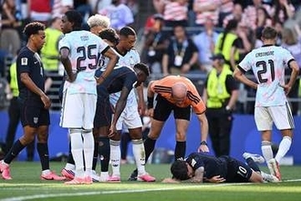 アメリカ10番に悲劇「泣かないで」　試合中に涙…無念の負傷退場「彼のキャリアを象徴」
