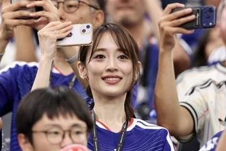 日本代表DFと女優妻のハグ「涙出る」　失意の敗退後…スタンドの光景が「尊すぎる」