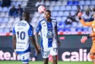 自陣からドリブル→45ｍ弾「伝説級のゴール」　元名門所属FWの一撃にファン熱狂「やばい」